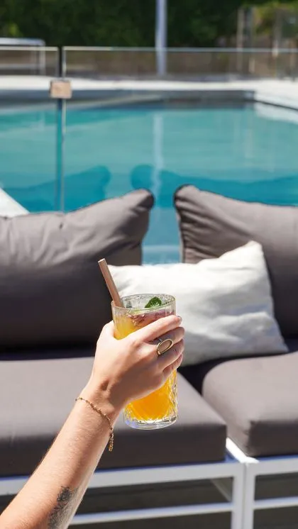Cocktail au bord de la piscine