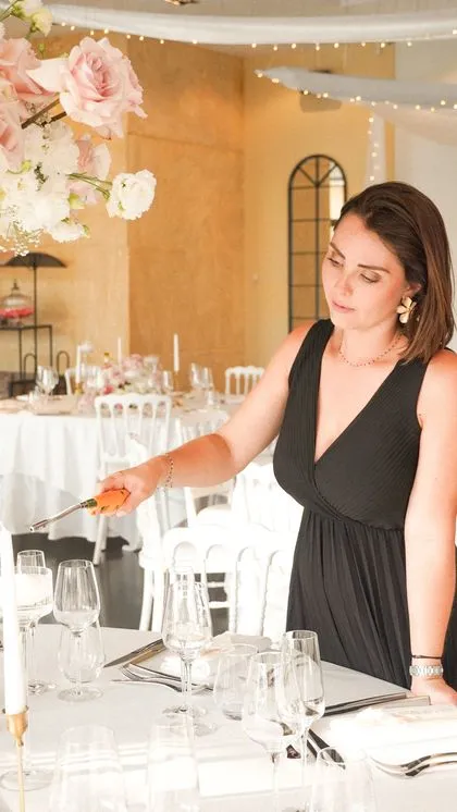 Mise en place d'une table de réception avec fleurs et art de la table