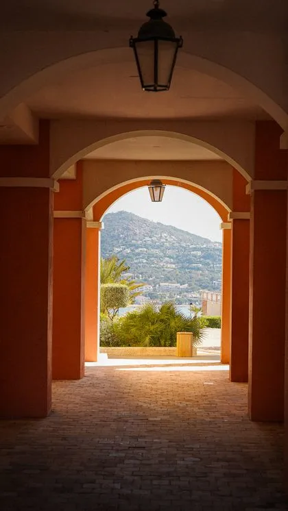 Passage voûté avec vue sur la mer et les collines