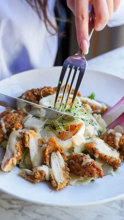 Salade composée avec poulet pané et œuf