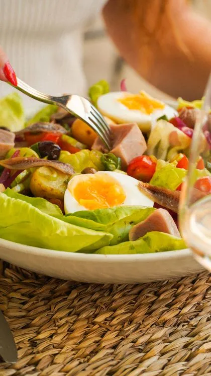 Salade niçoise avec œuf mollet et anchois