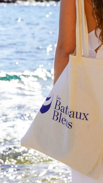 Tote bag de la marque Les Bateaux Bleus au bord de l'eau
