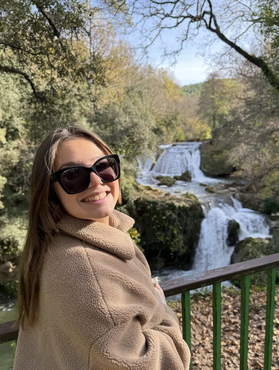 Clémence devant une cascade en pleine nature