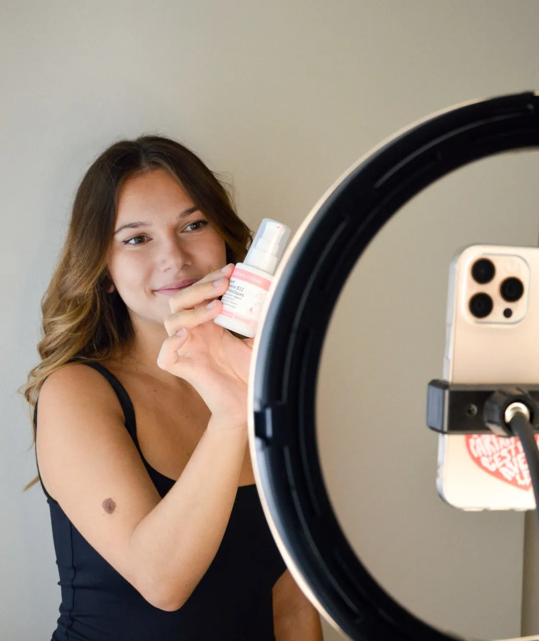 Clémence en tournage UGC, devant sa ring light
