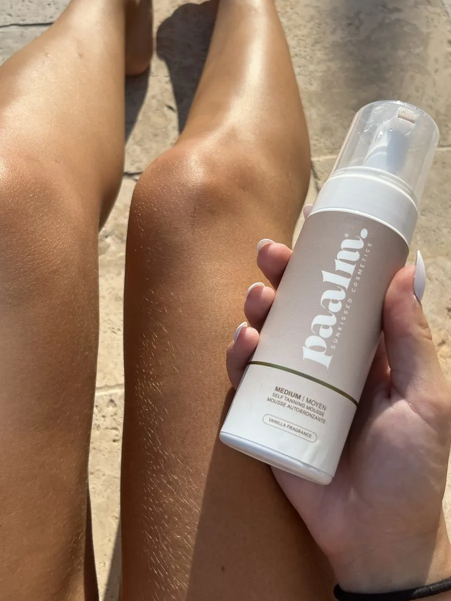 Jambes avec un soin bronzant
