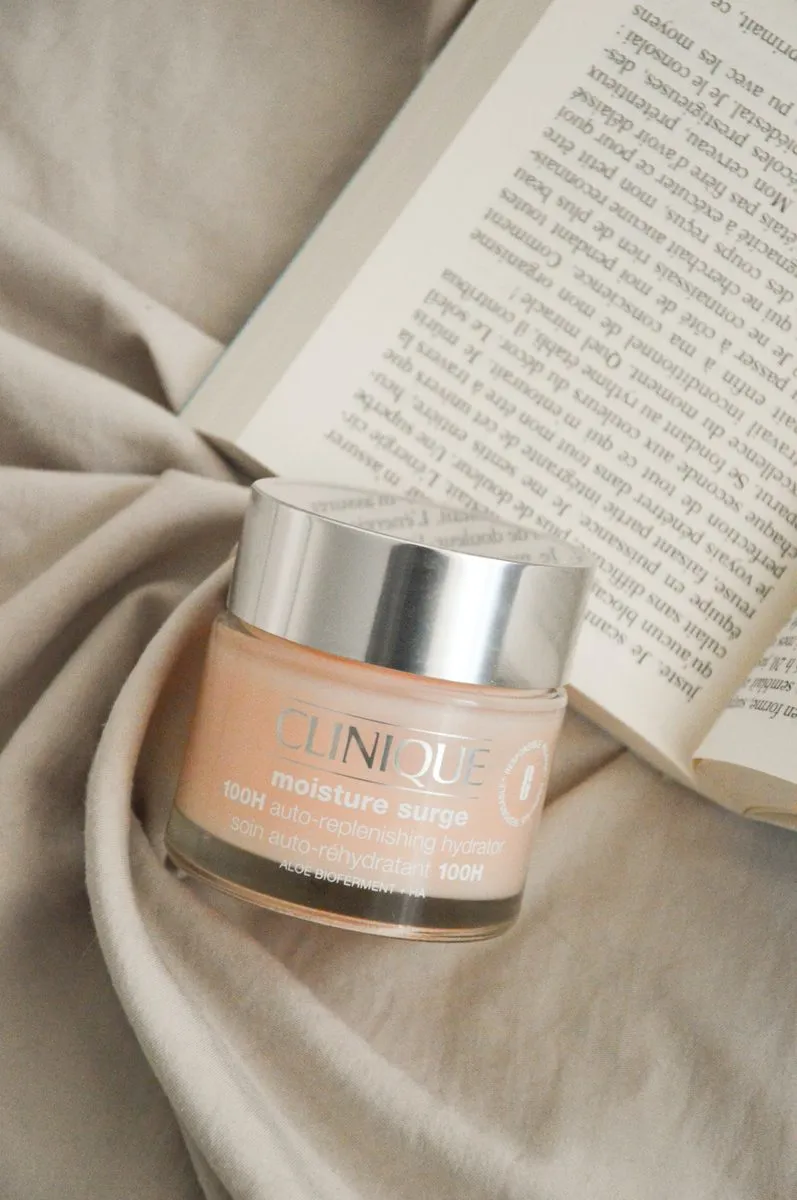 Pot de crème posé sur un livre ouvert